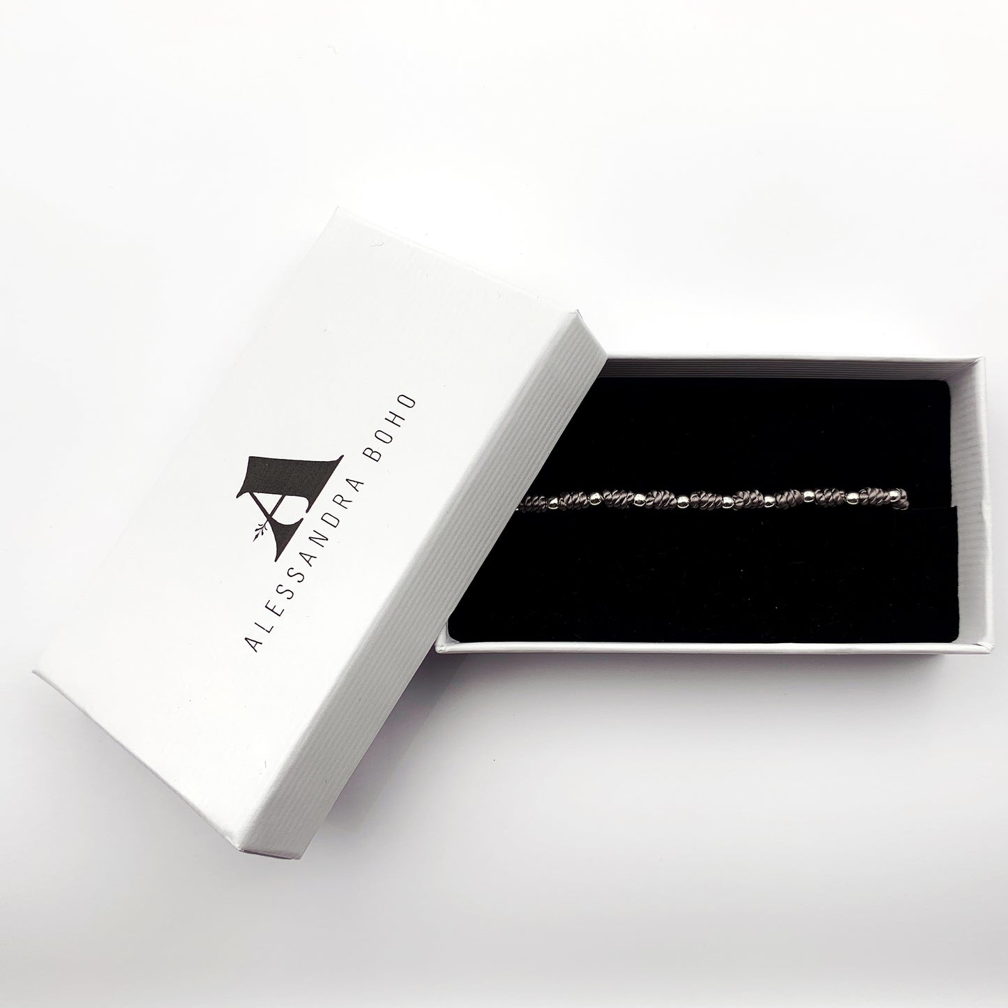 Pulsera Gris con Mini Medalla de San Judas Tadeo y Cuentas de Plata