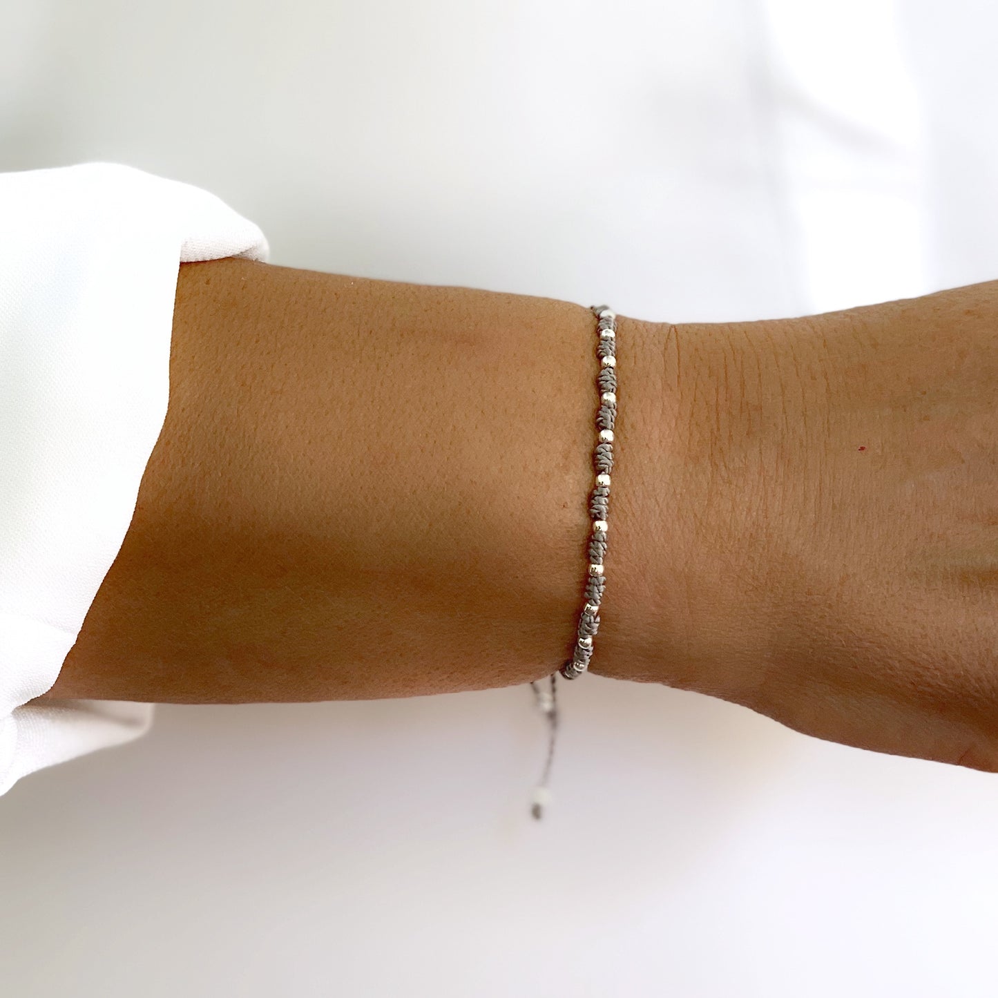 Pulsera Gris con Mini Medalla de San Judas Tadeo y Cuentas de Plata