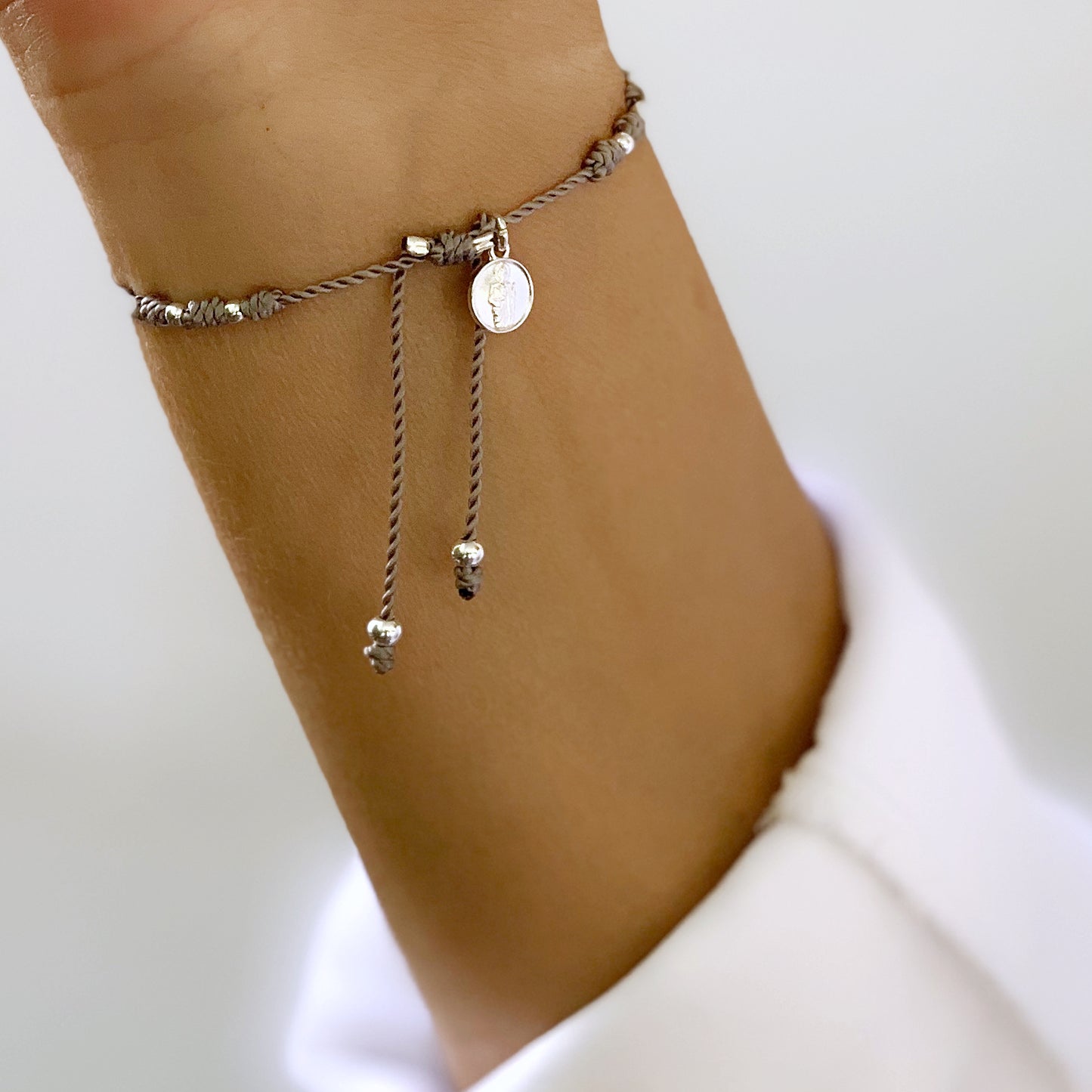Pulsera Gris con Mini Medalla de San Judas Tadeo y Cuentas de Plata