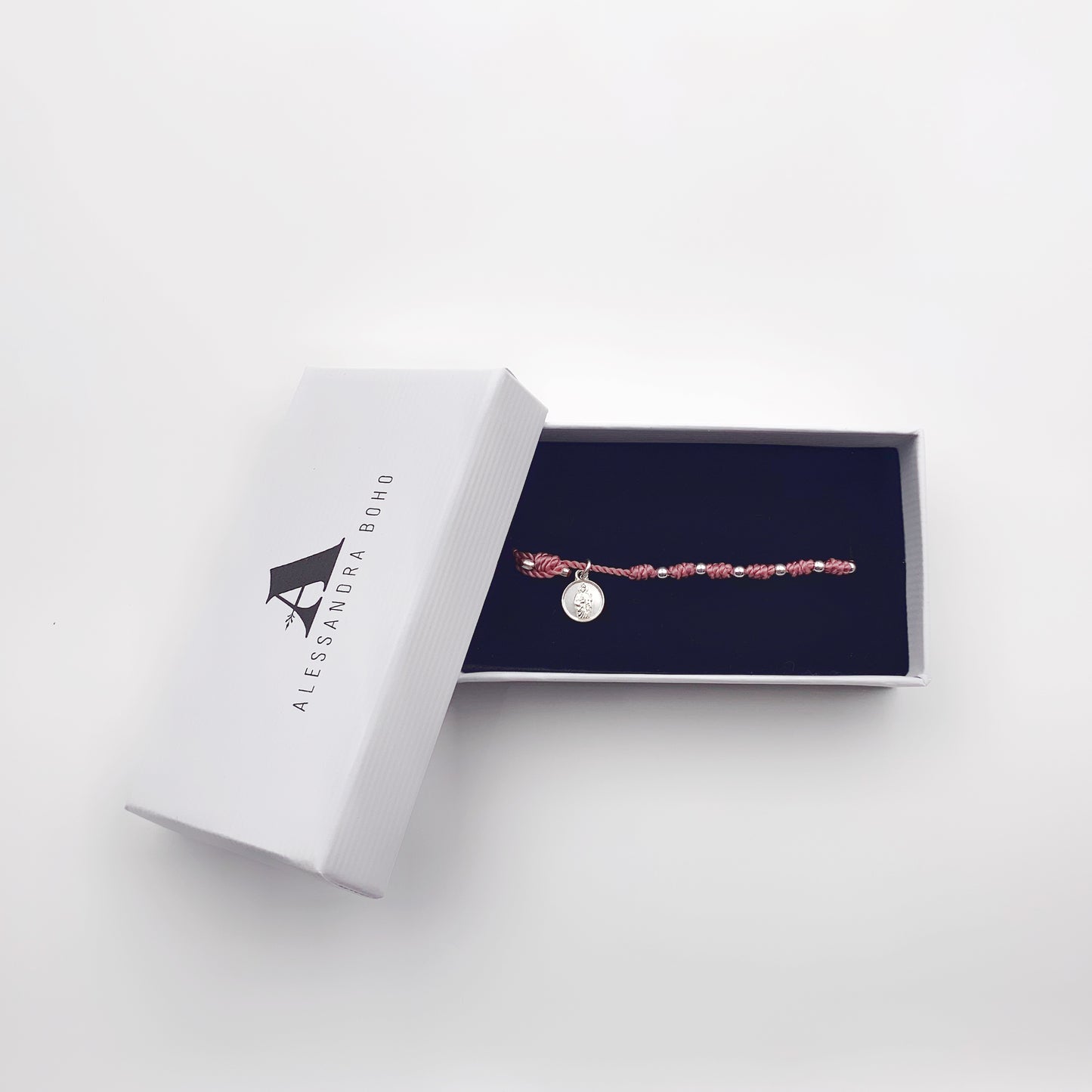 Pulsera Rosa con Mini Medalla de San Judas Tadeo y Cuentas de Plata