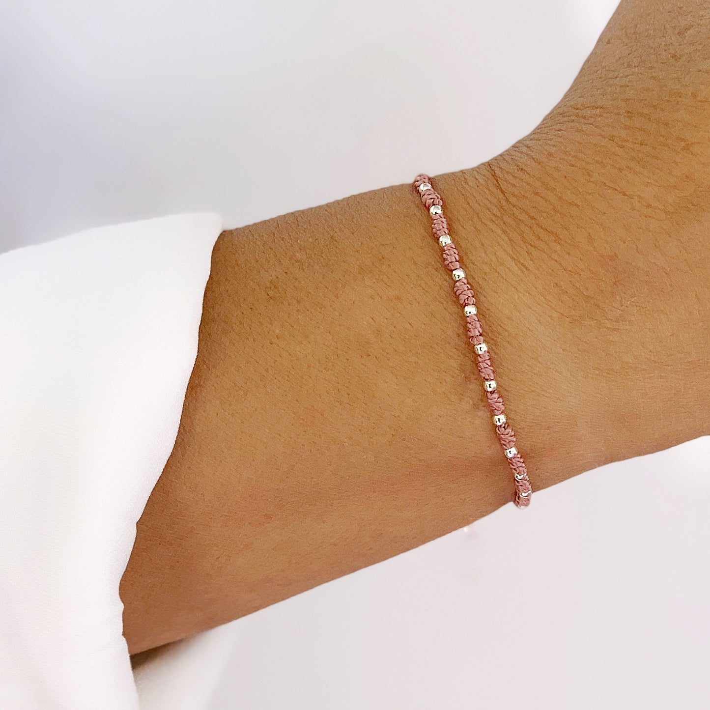 Pulsera Rosa con Mini Medalla de San Judas Tadeo y Cuentas de Plata