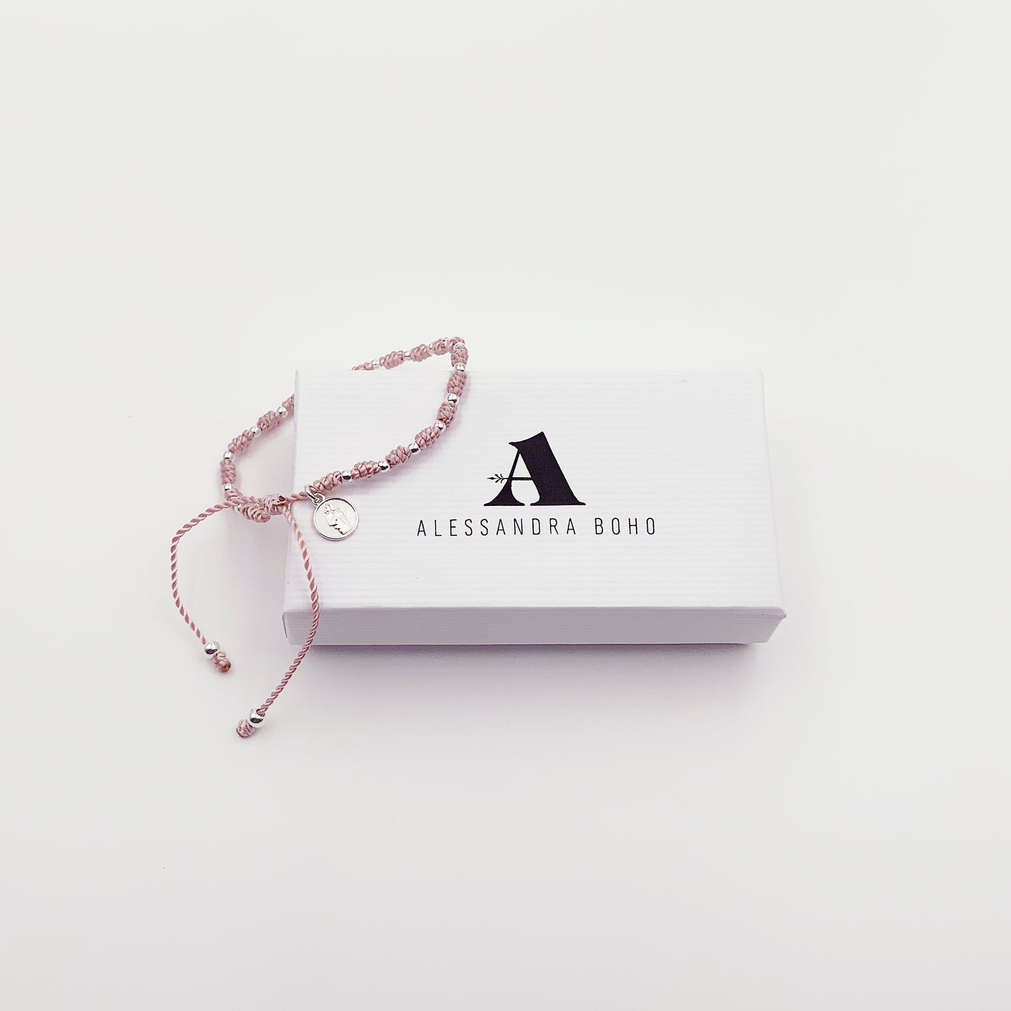 Pulsera Rosa Claro con Mini Medalla de San Judas Tadeo y Cuentas de Plata