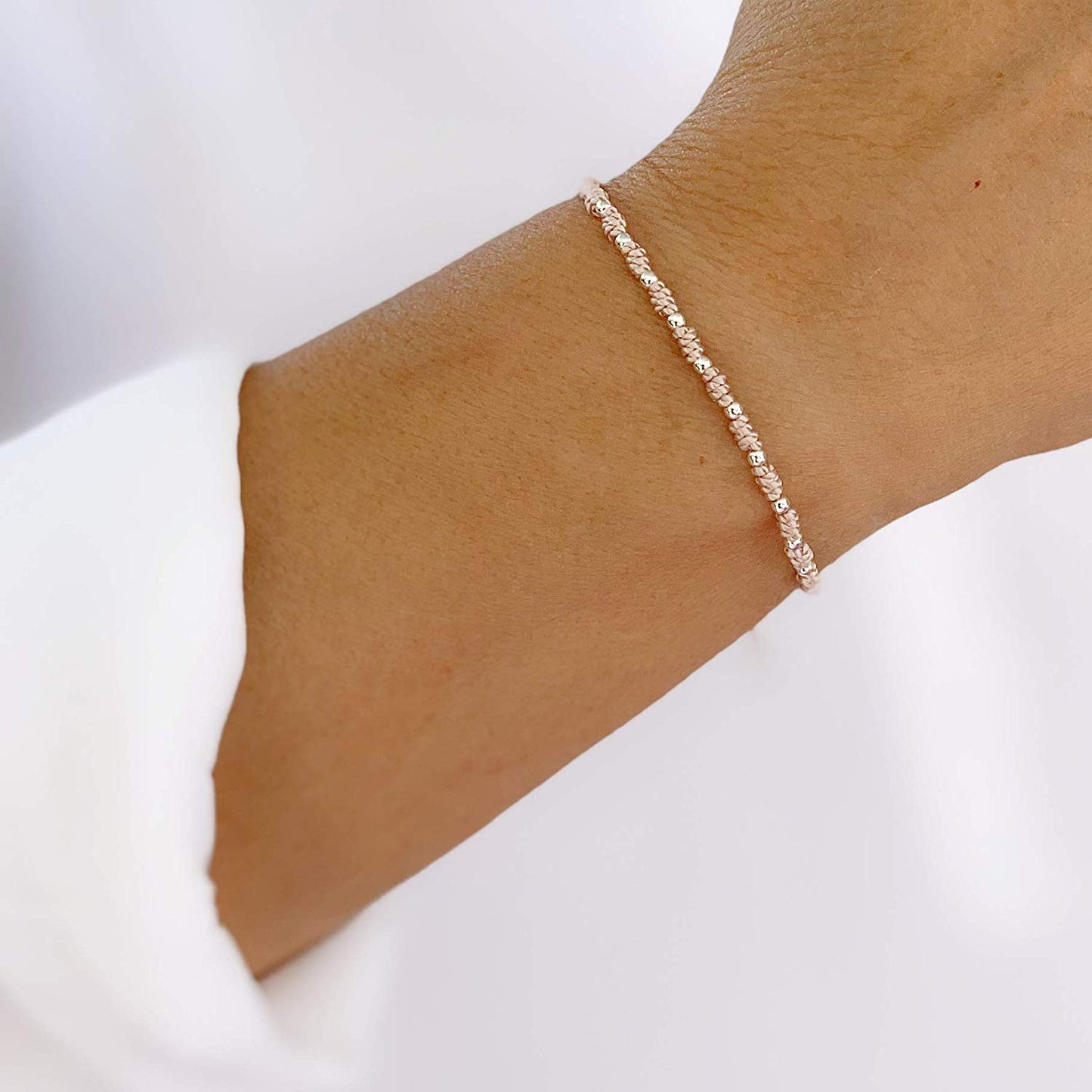 Pulsera Rosa Claro con Mini Medalla de San Judas Tadeo y Cuentas de Plata