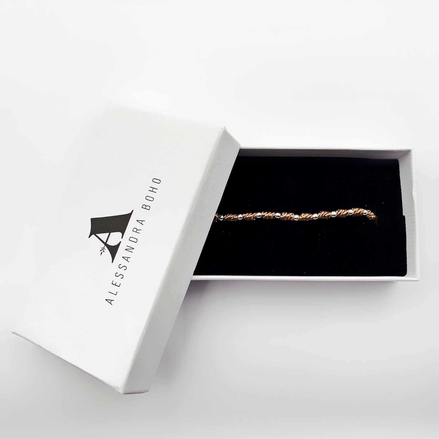 Pulsera Marrón con Medalla de San Judas Tadeo y Cuentas de Plata