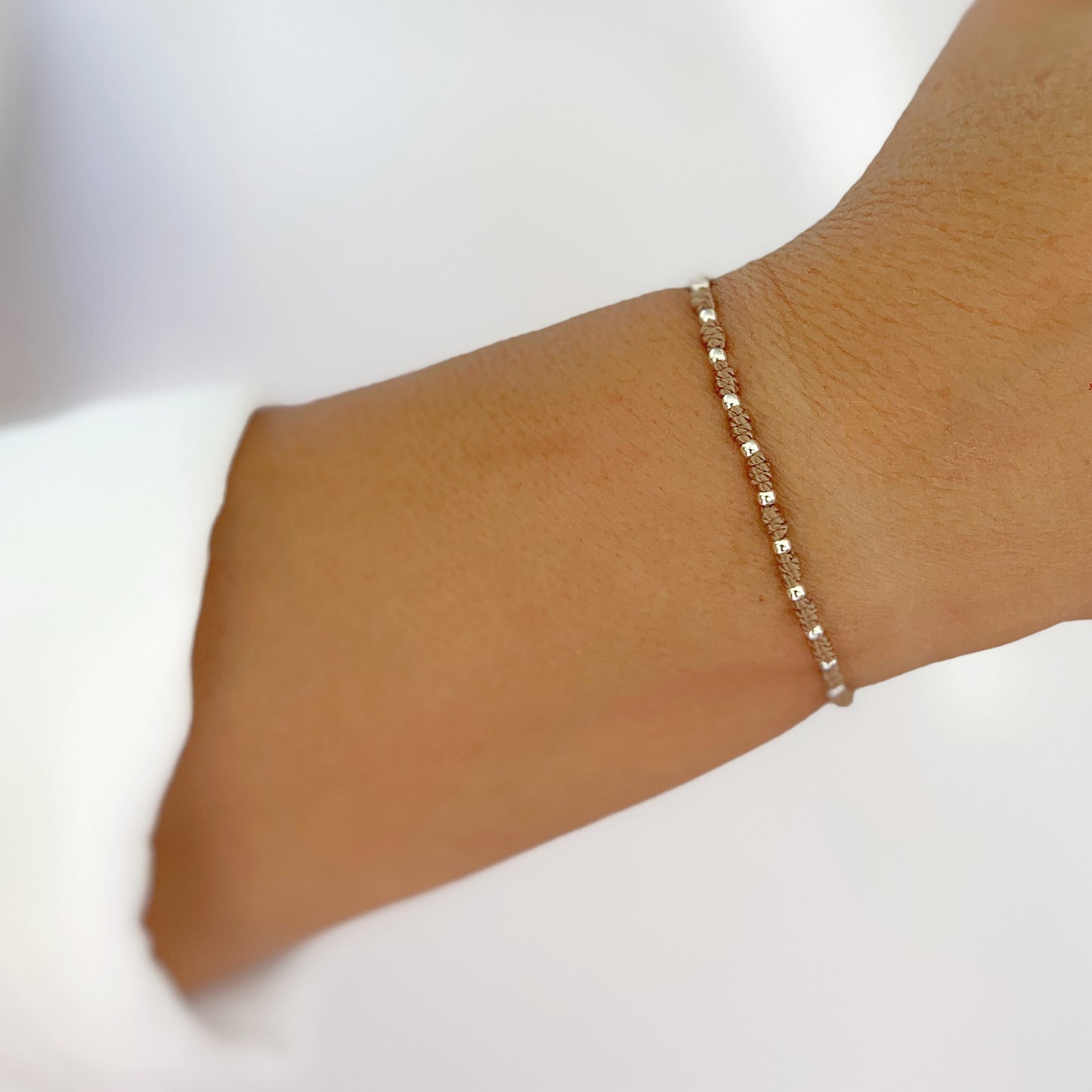 Pulsera Marrón con Medalla de San Judas Tadeo y Cuentas de Plata
