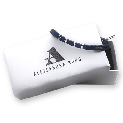 Pulsera gris piedra oscuro presentada en estuche Alessandra Boho