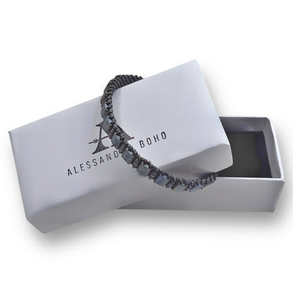Pulsera gris piedra de hombre presentada en estuche Alessandra Boho