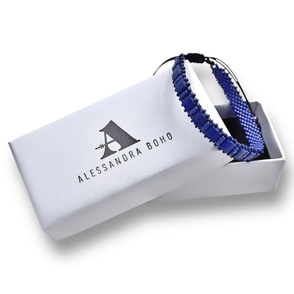 Pulsera azul cobalto de hombre presentada en estuche Alessandra Boho