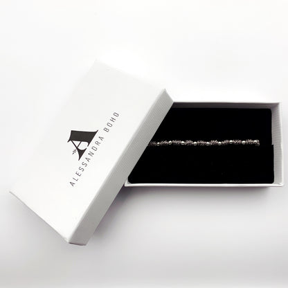 Pulsera Gris con Mini Medalla de San Judas Tadeo y Cuentas de Plata