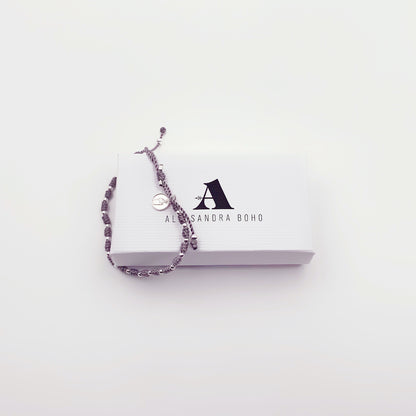 Pulsera Gris con Mini Medalla de San Judas Tadeo y Cuentas de Plata
