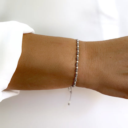 Pulsera Gris con Mini Medalla de San Judas Tadeo y Cuentas de Plata