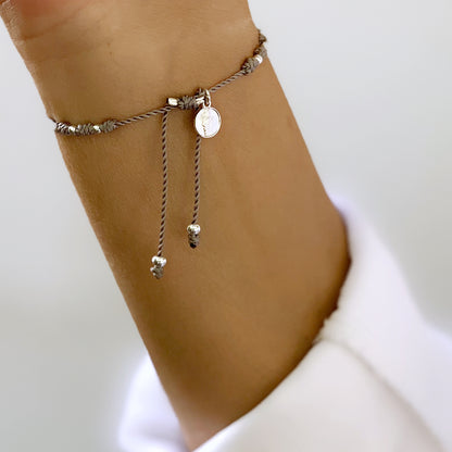 Pulsera Gris con Mini Medalla de San Judas Tadeo y Cuentas de Plata