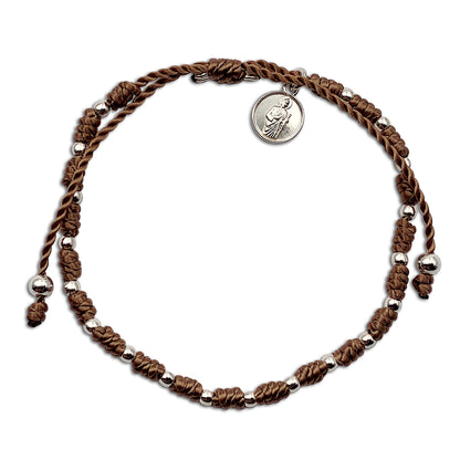 Pulsera Marrón con Medalla de San Judas Tadeo y Cuentas de Plata