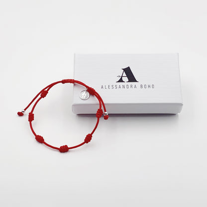Pulsera roja de 7 nudos con San Judas Tadeo fuera del estuche